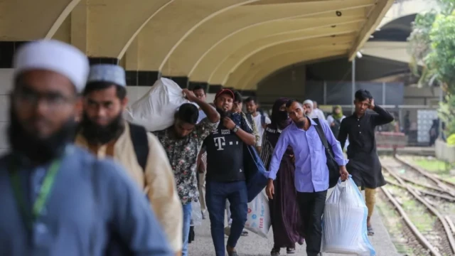 Eid travellers return, trains operate timely amid rush