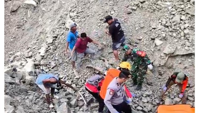 Death toll in Indonesian quarry rockfall rises to 18