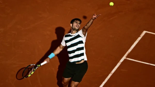 Alcaraz grinds past Shelton to reach Roland Garros last eight