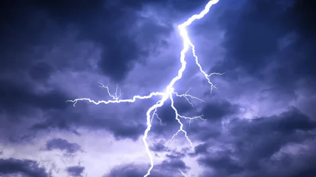 Thunderbolt kills woman and injures two